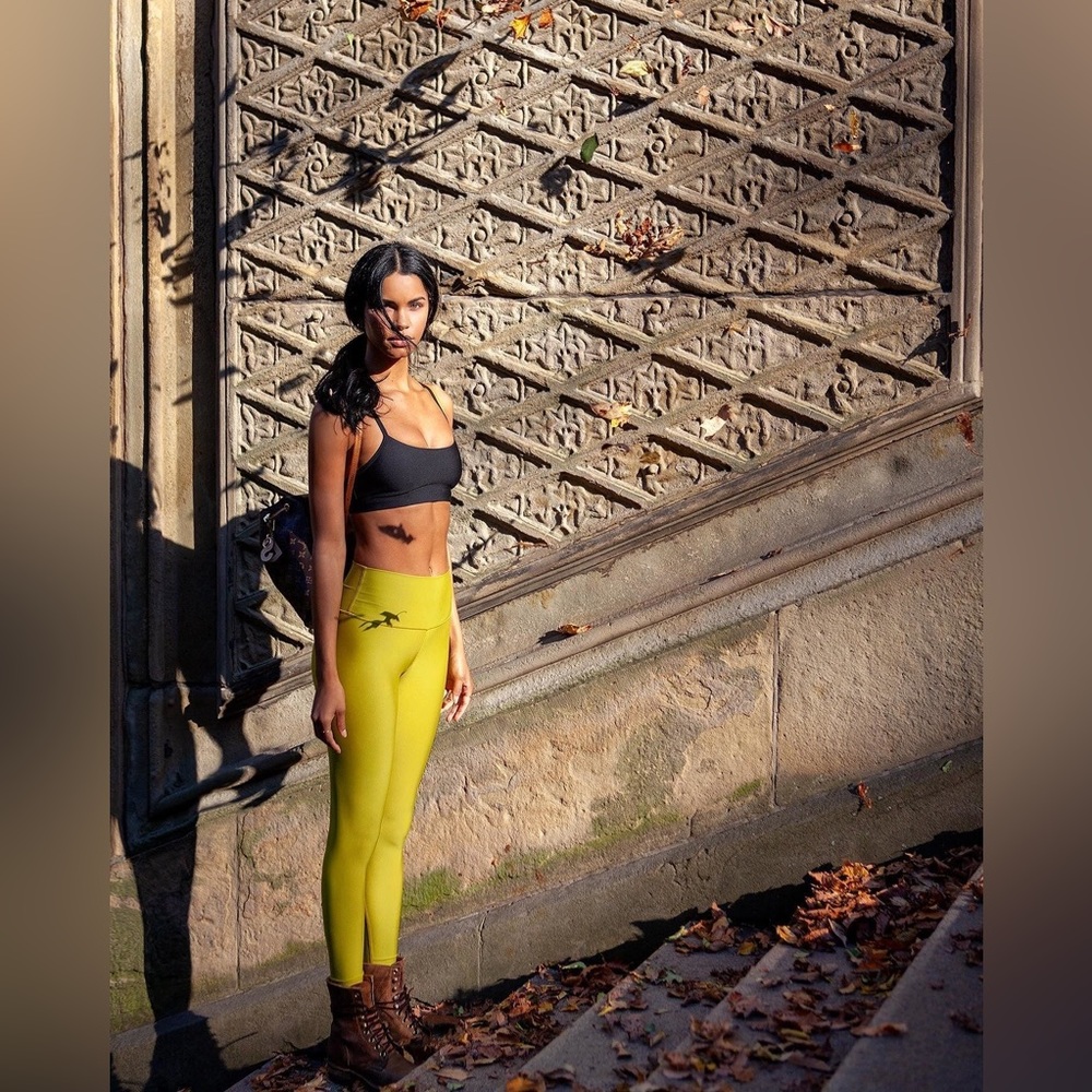 Alo Yoga Airlift full length yellow gold sulphur Leggings S